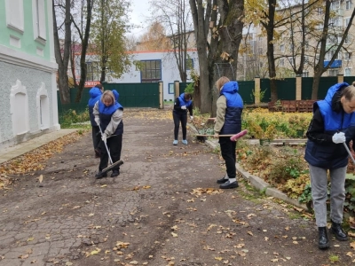 Сотрудники Отдела социального служения и церковной благотворительности Вяземской епархии совместно с волонтёрами гуманитарного Центра и волонтёрами Координационного Центра провели субботник