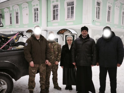 В Рождественский сочельник бойцам были доставлены Рождественские подарки, собранные для них на приходах Вяземской епархии