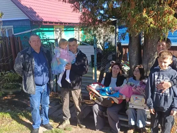 Разделили радость: сотрудники «Серафимова подворья» поздравили многодетную семью