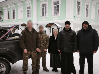 В Рождественский сочельник бойцам были доставлены Рождественские подарки, собранные для них на приходах Вяземской епархии