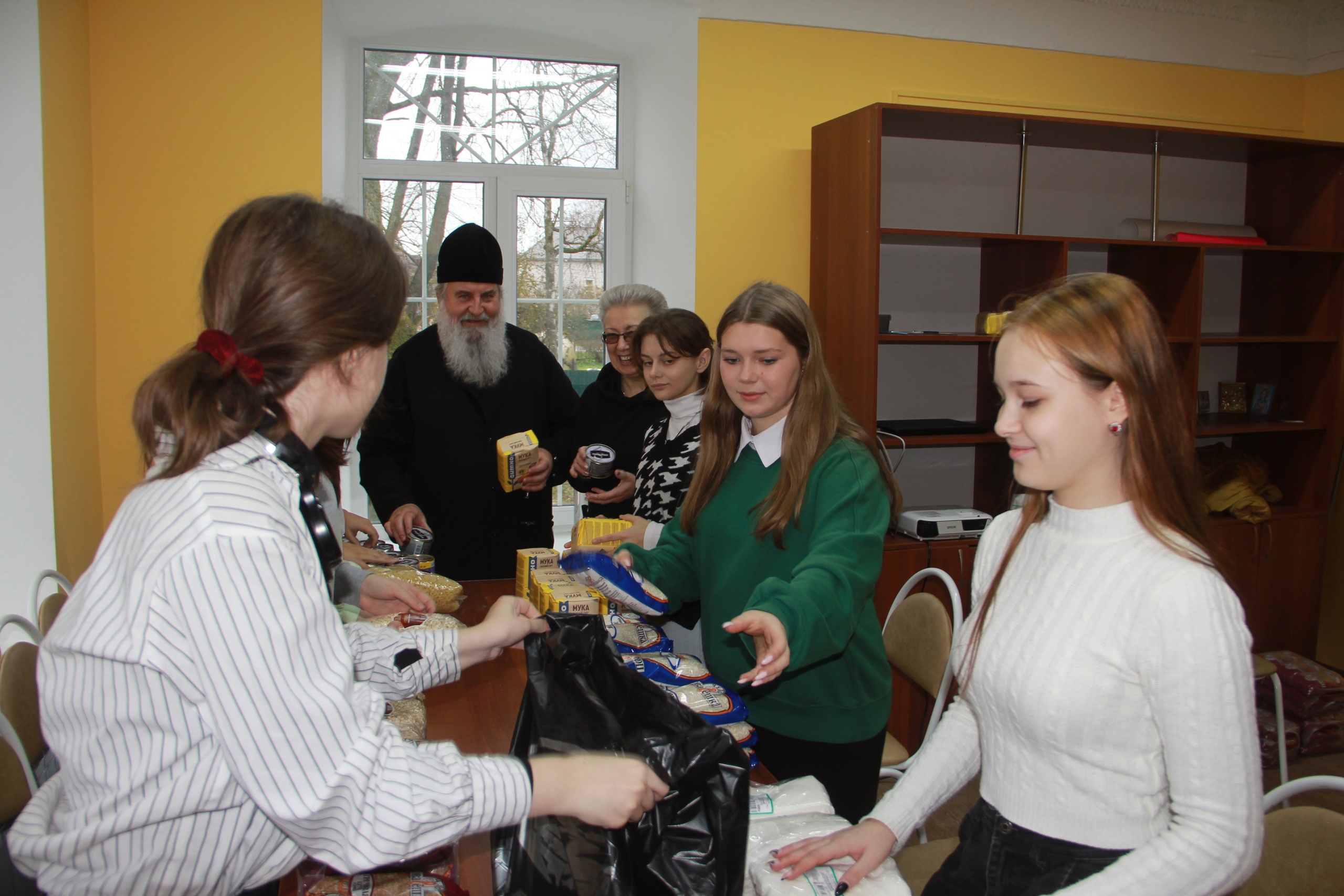 Волонтеры и сотрудники епархиального гуманитарного Центра Вяземской епархии сформировали первую партию продуктовых наборов для одиноких пенсионеров