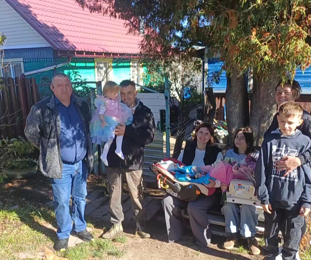 Разделили радость: сотрудники «Серафимова подворья» поздравили многодетную семью