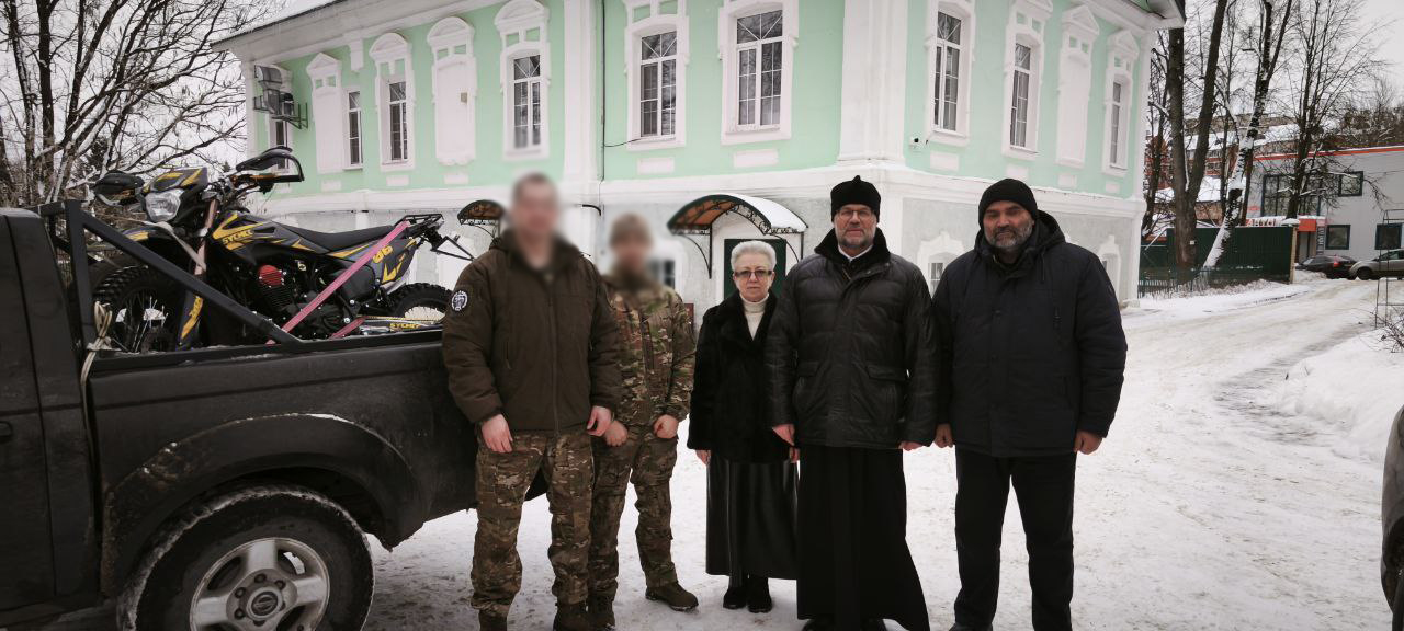 В Рождественский сочельник бойцам были доставлены Рождественские подарки, собранные для них на приходах Вяземской епархии